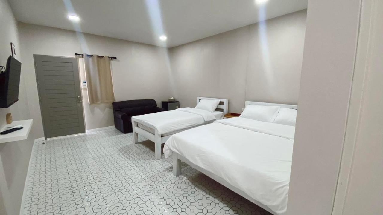 Bed and Breakfast Juni House Chumphon Exterior foto