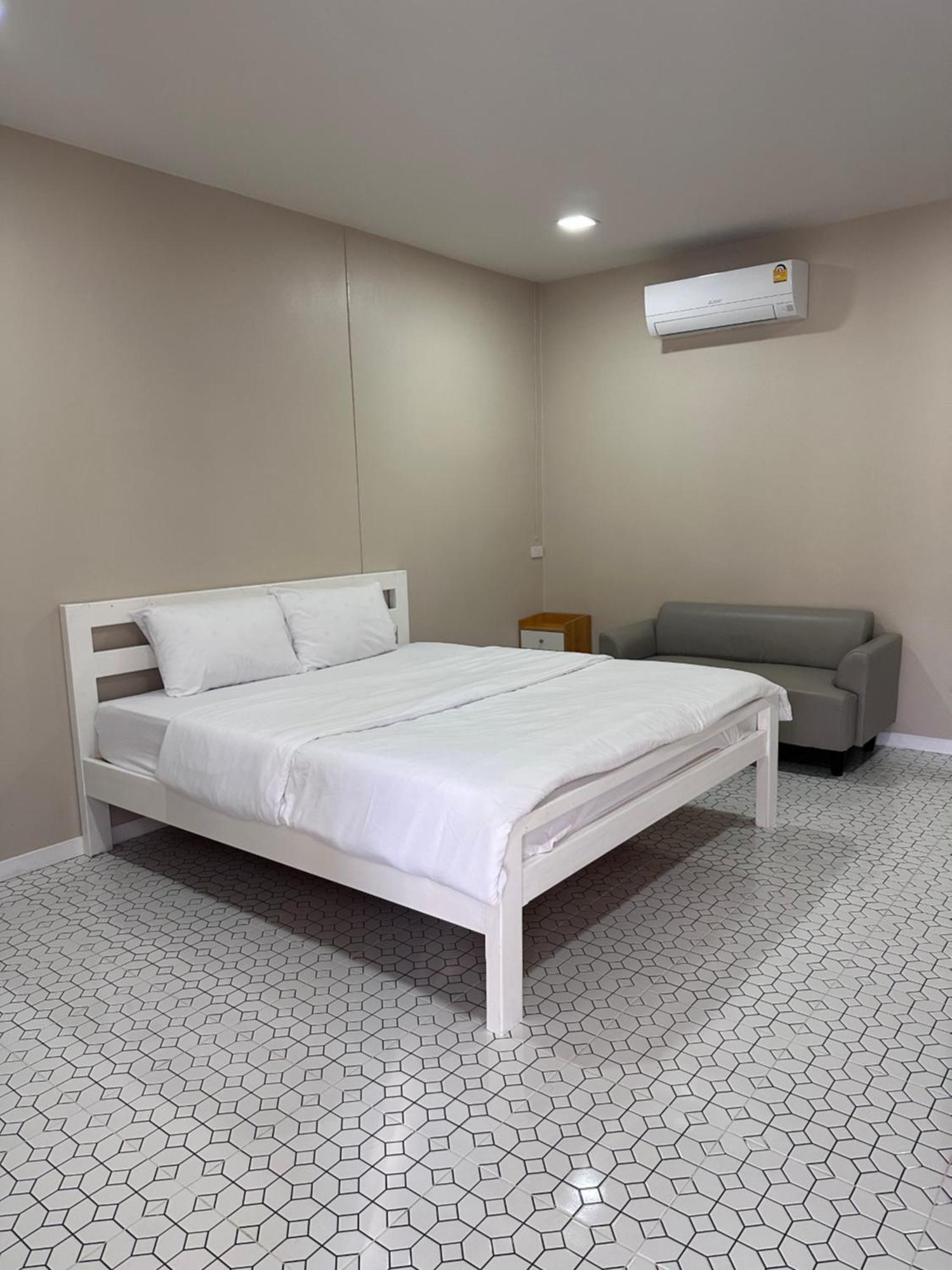 Bed and Breakfast Juni House Chumphon Exterior foto